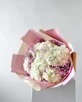 Kytice bílých hortenzií s růžovou gypsofilou